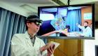 طبيب يجري عملية جراحية باستخدام الواقع الافتراضي