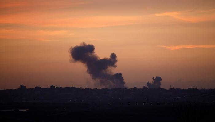 دخان يتصاعد من موقع استهدفته طائرات الاحتلال في غزة - أرشيفية