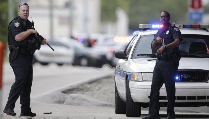 شرطيان أمريكيان في حالة تأهب بعد حادث إرهابي (أرشيفية)