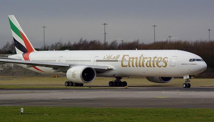 طائرة بوينج "777-300 إي آر" تابعة لـ"طيران الإمارات"