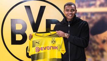 أكاناجي يحمل قميص دورتموند