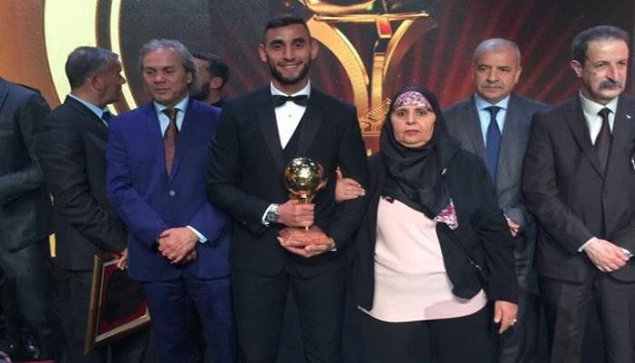 فوزي غلام يحمل الجائزة