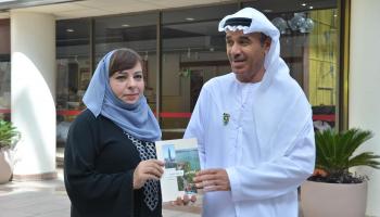الكاتبة سومية سعد خلال توقيع كتابها 