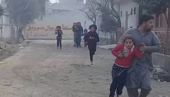 أطفال يهرعون من منطقة الهجوم 