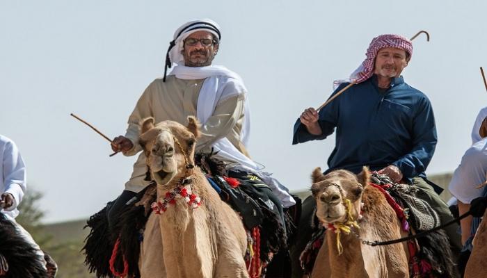 السفير الأرجنتيني يشارك في رحلة الهجن