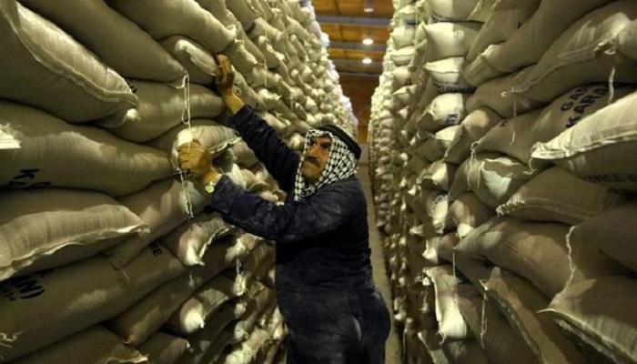 عامل أردني في مستودع للقمح بعمان