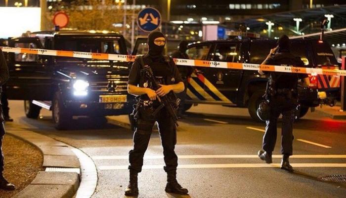 الشرطة الهولندية في موقع الحادث