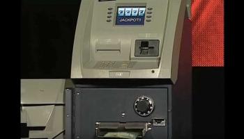 الصراف الآلي يخرج النقود مثل ماكينة قمار