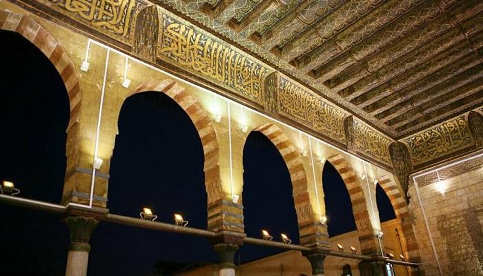 المقعد يعتبر من أكبر مقاعد البيوت الإسلامية بالقاهرة
