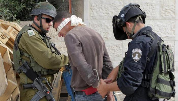 قوات الأمن الإسرائيلية تعتقل فلسطينيا- أرشيفية