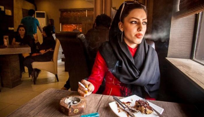 مدخنة إيرانية في إحدى المطاعم العامة 