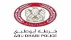 شرطة أبوظبي تستقبل المسافرين من كبار السن بالورد في المطار