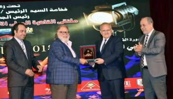 الفنان يحيى الفخراني يتسلم درع ملتقى القاهرة الدولي للمسرح الجامعي