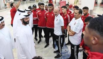 بن غليطة مع اللاعبين بالمطار
