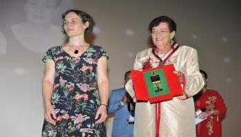 ‎⁨سلمى بكار أثناء تكريمها في مهرجان سلا بالمغرب⁩.