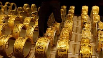 الذهب يتراجع أمام الدولار