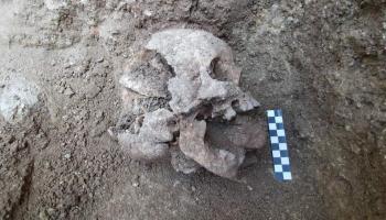 الطفل دفن مع حجر داخل فمه