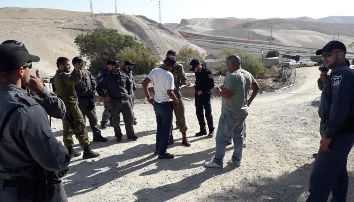 فلسطيني يتسلم أمرا بإخلاء الخان الأحمر