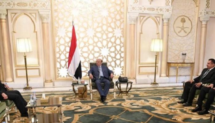 الرئيس اليمني خلال لقائه مع نائبه ورئيس الحكومة الجديد