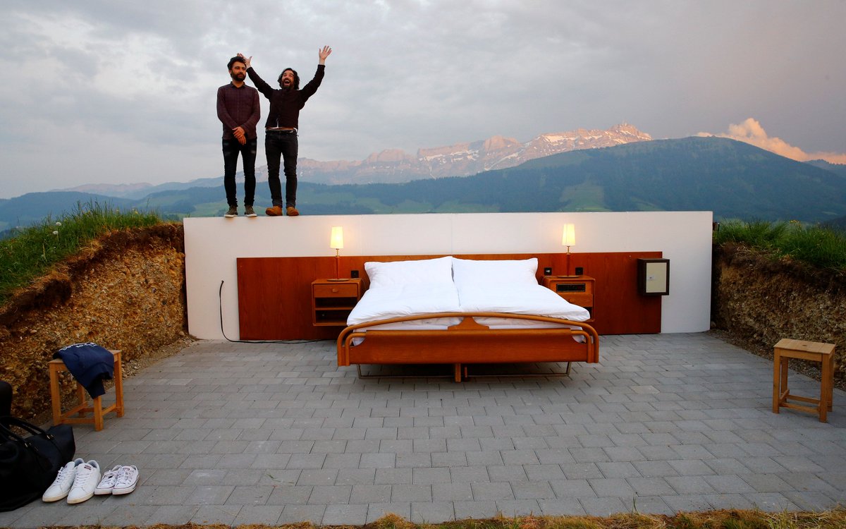 غرف نوم فندقية مفتوحة في قلب جبال الألب بسويسرا