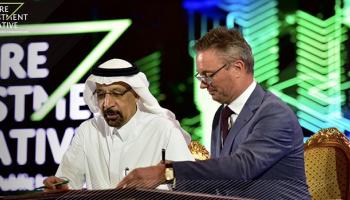 وزير الطاقة السعودي يوقع إحدى مذكرات التعاون 