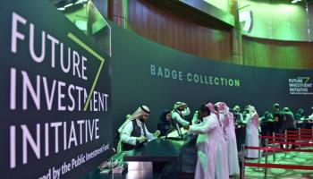 المشاركون يقومون باستكمال بياناتهم في مؤتمر دافوس الصحراء