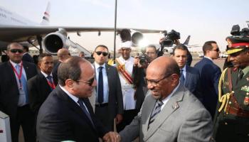 الرئيس المصري عبدالفتاح السيسي ونظيره السوداني عمر البشير
