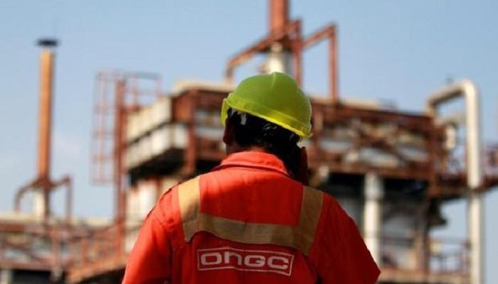 عامل بشركة النفط والغاز الوطنية الهندية