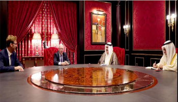 لقاء رئيس الوزراء البحريني مع أليستر بيرت وتوبياس إليود