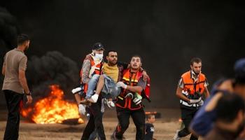 شاب فلسطيني محمول بعد إصابته في مسيرات العودة بغزة