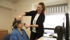 دراسة: علاقة بين العين والدماغ وراء إصابة كبار السن بالنسيان