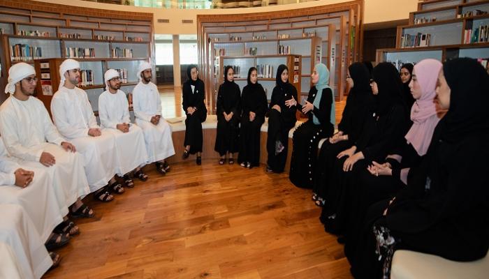 حلقة نقاشية مع طلاب وطالبات جامعة زايد