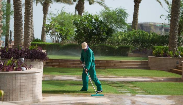 عامل في فندق "مرسى ملاذ كمبينسكي"