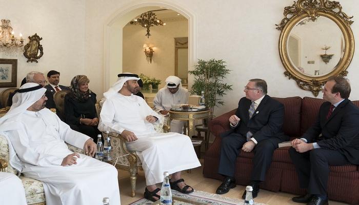 الشيخ محمد بن زايد آل نهيان خلال استقباله أعضاء الوفد