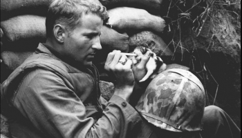 إدوارد بوركهارت يعثر على صديق جديد في آيوو جيما اليابان في فبراير 1945