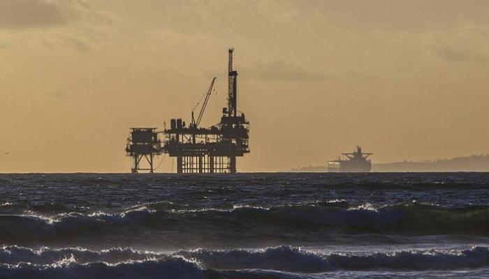 النفط يتراجع بفعل مؤشرات على زيادة المعروض