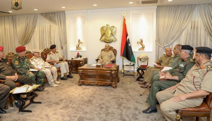 المشير حفتر خلال لقاء قادة المناطق العسكرية
