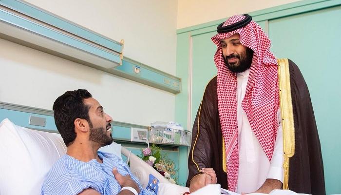 ولي العهد السعودي يطمئن على العسكريين المصابين