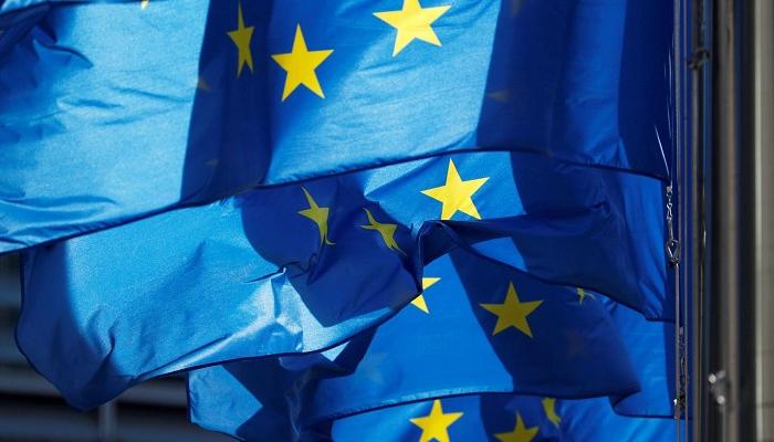  أعلام الاتحاد الأوروبي خارج مقر مفوضية الاتحاد الأوروبي في بروكسل