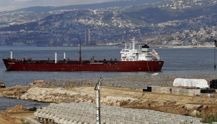 ترسو ناقلة نفط على الأطراف الشمالية لبيروت