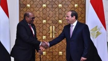 الرئيس المصري عبدالفتاح السيسي ونظيره السوداني 