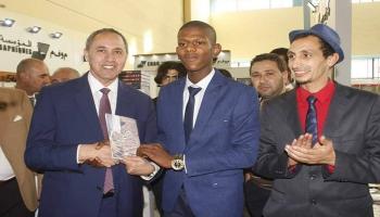 الروائي محمد حمادي مع وزير الثقافة عز الدين ميهوبي