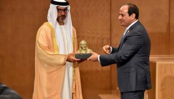 الشيخ حامد بن زايد آل نهيان رئيس ديوان ولي عهد أبوظبي يتسلم من الرئيس السيسي درع التكريم التذكاري