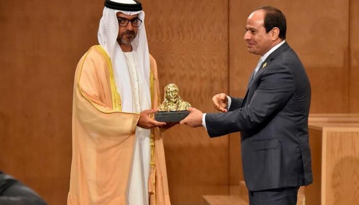 الشيخ حامد بن زايد آل نهيان رئيس ديوان ولي عهد أبوظبي يتسلم من الرئيس السيسي درع التكريم التذكاري