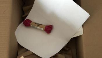شركة تسويق عبر الإنترنت ترسل غرضا صغيرا في صندوق ضخم 