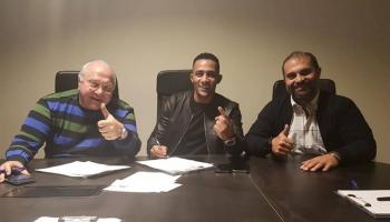 الممثل المصري محمد رمضان أثناء توقيع عقد فيلم "رجالة حمزة"