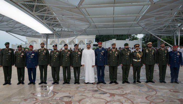 الشيخ محمد بن زايد آل نهيان والضباط المكرمون