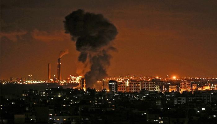 دخان متصاعد في قطاع غزة جراء الغارات الإسرائيلية- أ.ف.ب