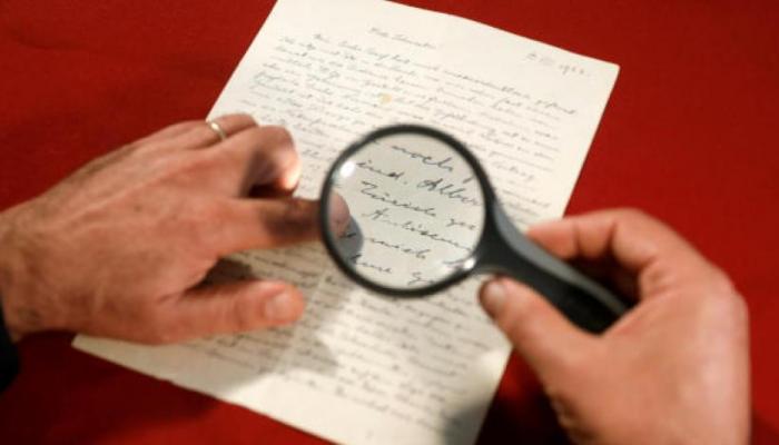 بيع رسالة لأينشتاين بـ39 ألف دولار في مزاد بالقدس
