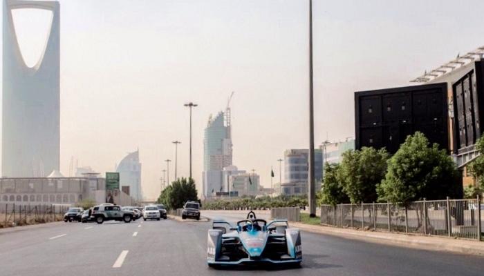 سيارة فورمولا في شوارع الرياض